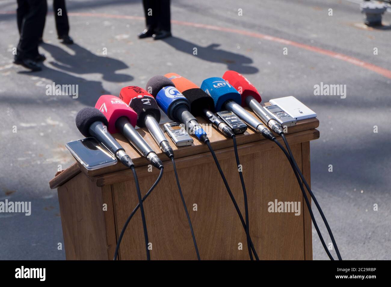 Gros plan, détail des nombreux microphones qui se posent sur un podium en préparation d'une conférence de presse sur l'USS Navy Donald Cook. Sur un navire officiel vi Banque D'Images