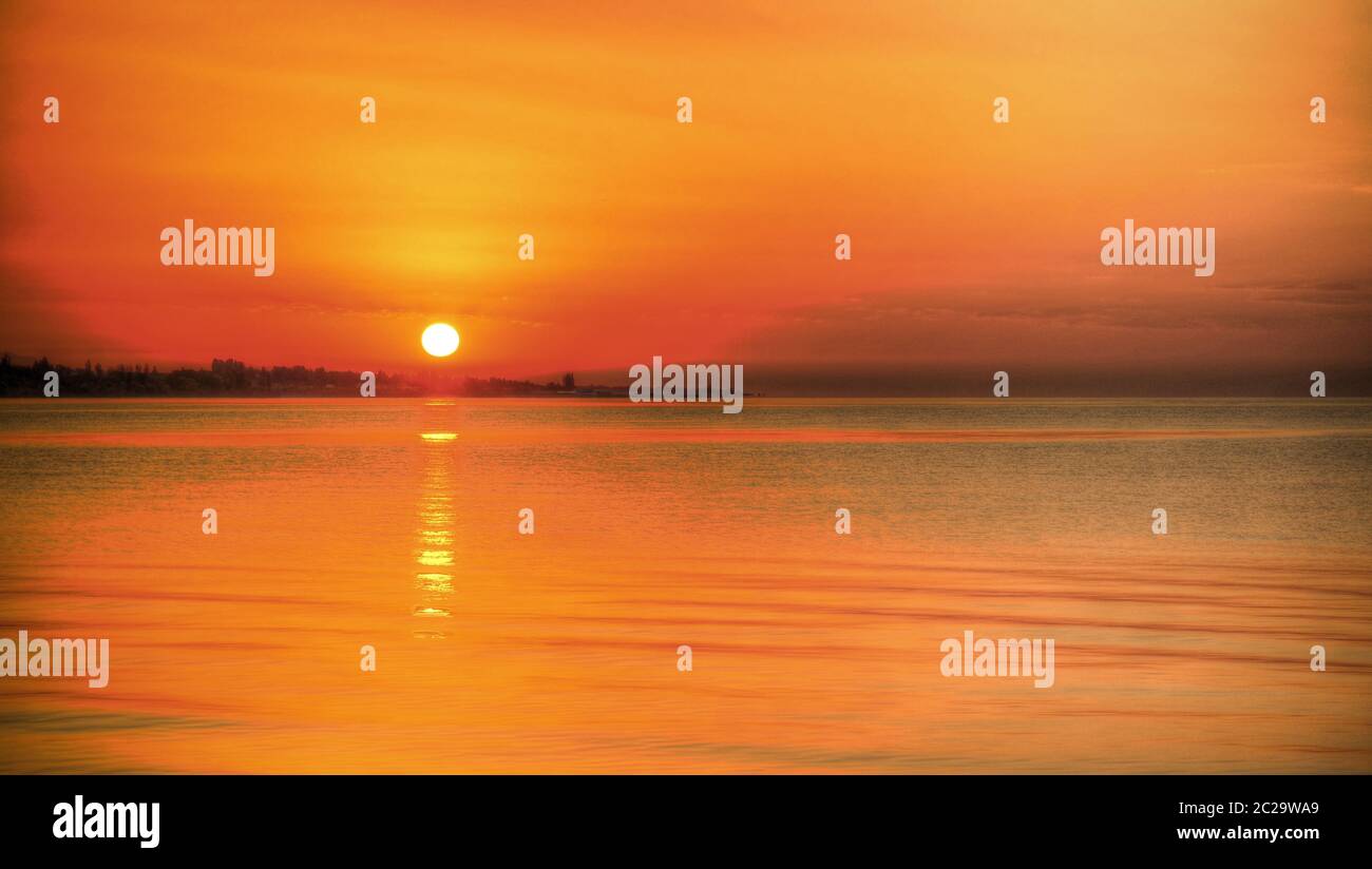 Vue panoramique au lever du soleil sur le lac Issyk-Kul, Cholpon-ATA, Kirghizistan Banque D'Images