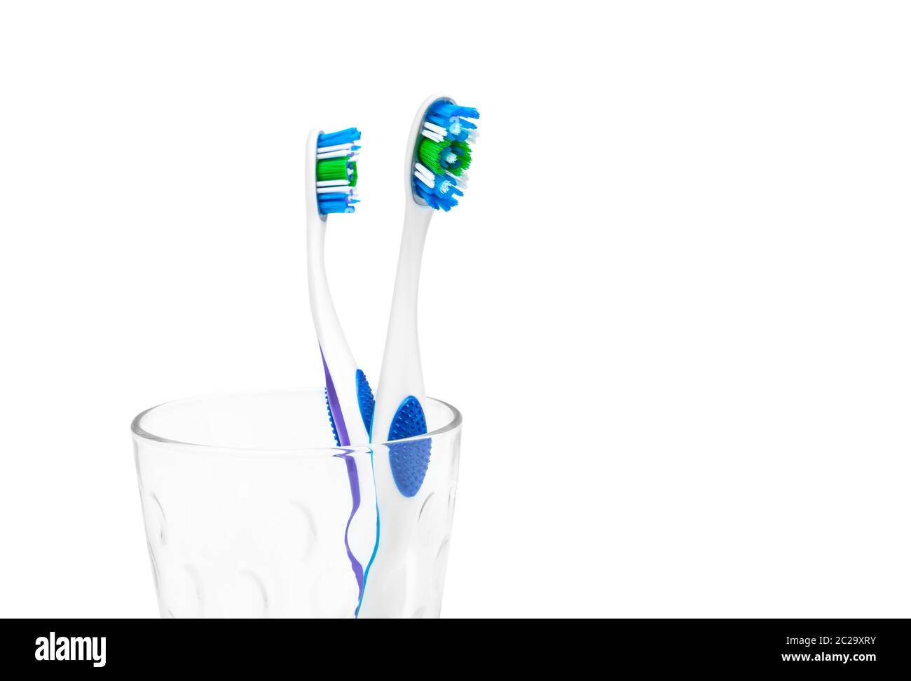 Des brosses à dents en verre isolé sur fond blanc. With clipping path Banque D'Images