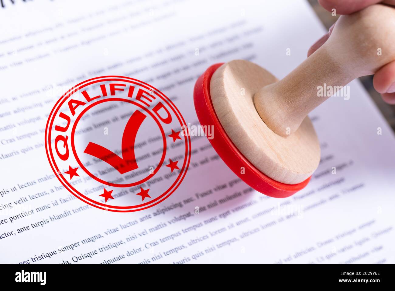 Businessman Hand Putting Stamp qualifié sur le document Banque D'Images