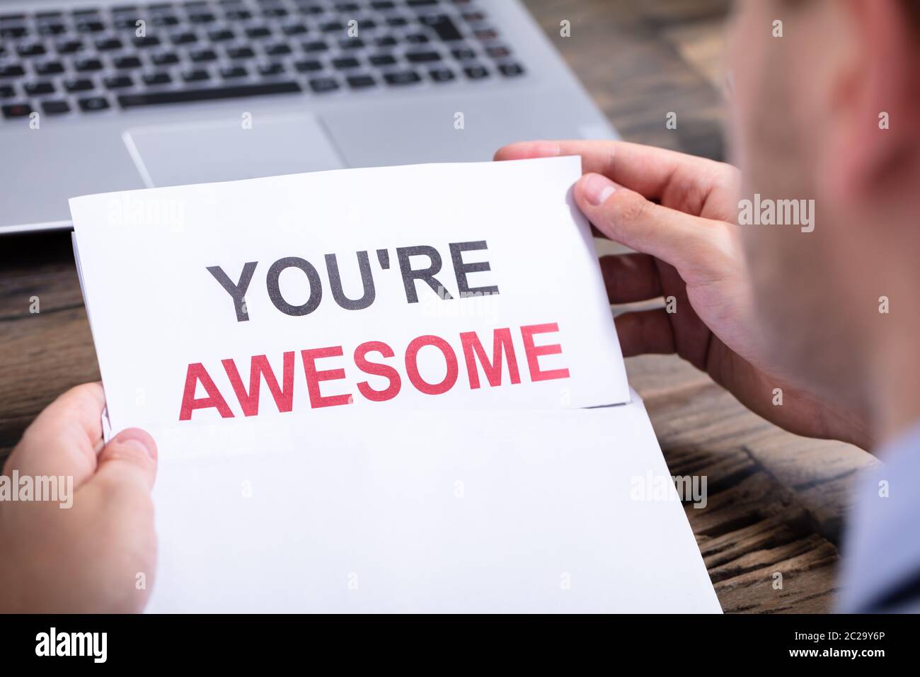 L'ouverture de l'homme enveloppe blanche avec texte ! Banque D'Images