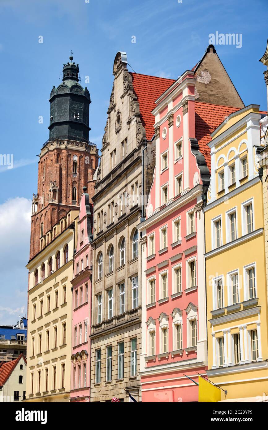 Maisons multicolores avec l'église Sainte Elisabeth à l'arrière vu à Wroclaw, Pologne Banque D'Images