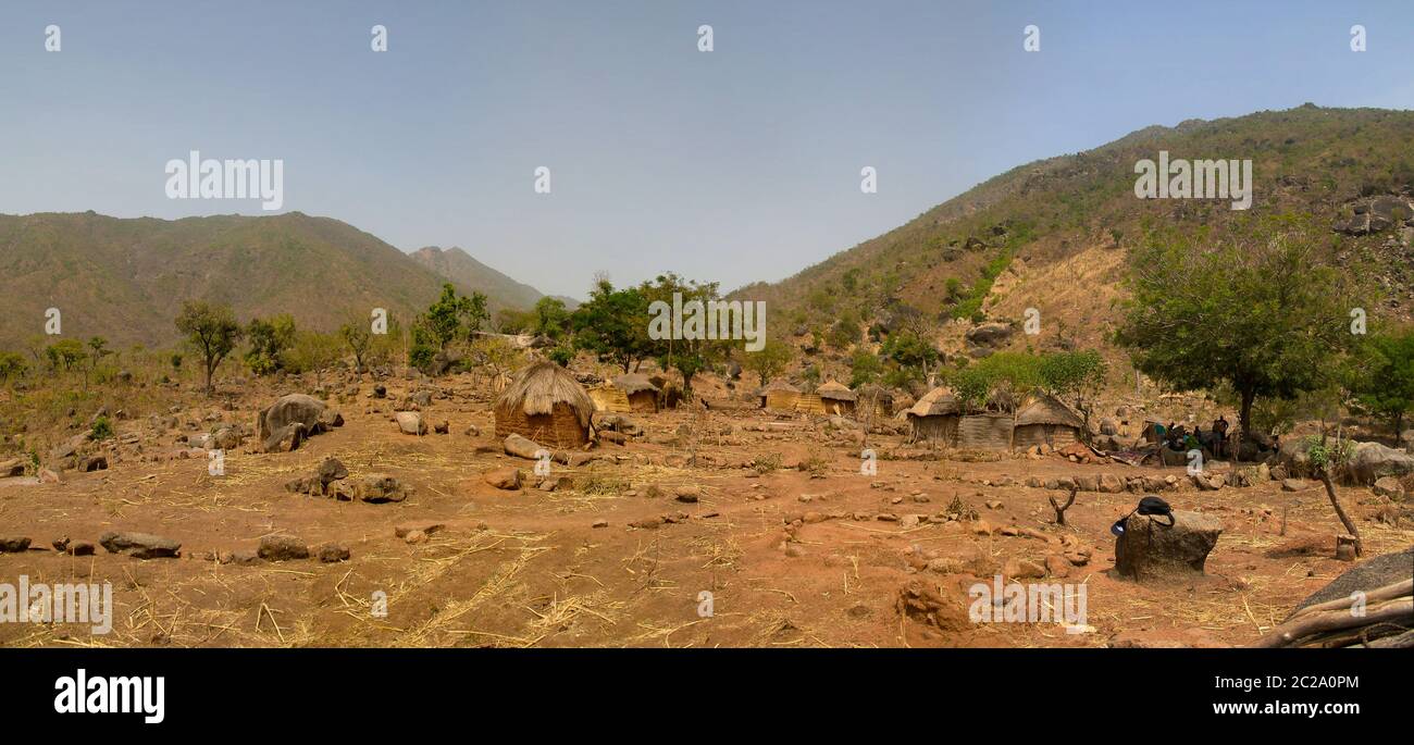 Vue de village de la tribu fulani près de Tchamba, Cameroun Banque D'Images