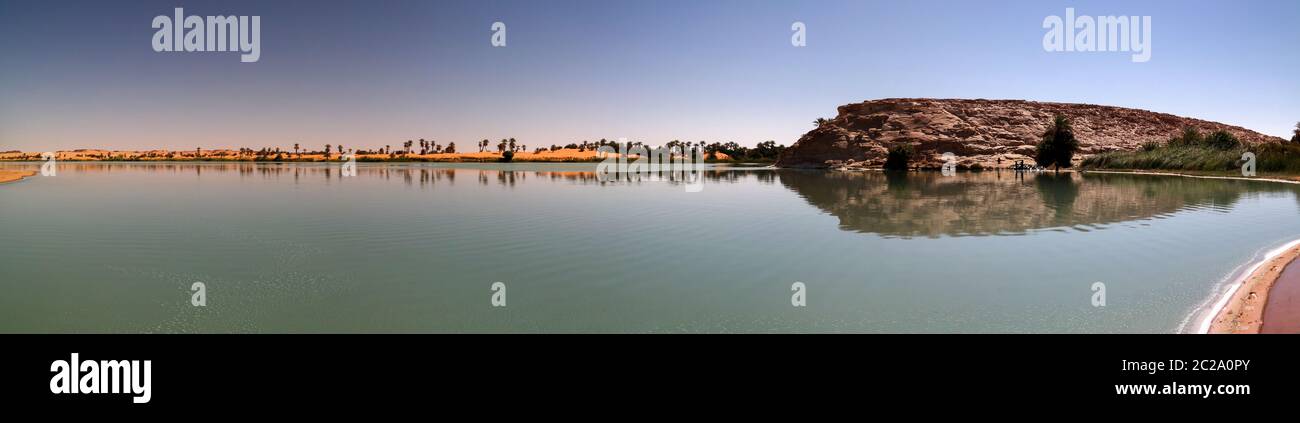 Vue panoramique sur le groupe de lacs Katam aka Baramar des lacs d'Ounianga kebir à Ennedi, Tchad Banque D'Images