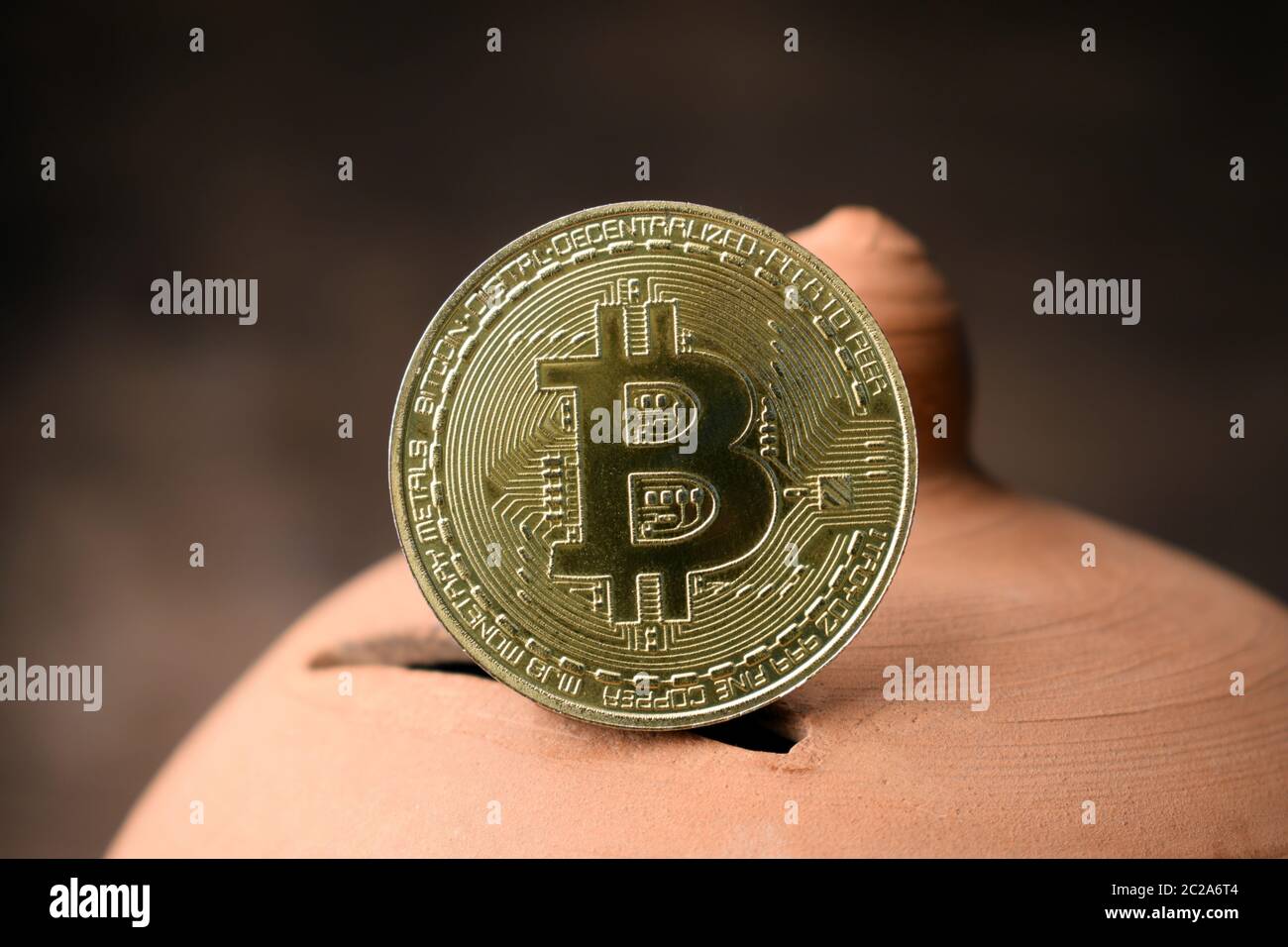 Symbole Bitcoin sur la tirelire Banque D'Images