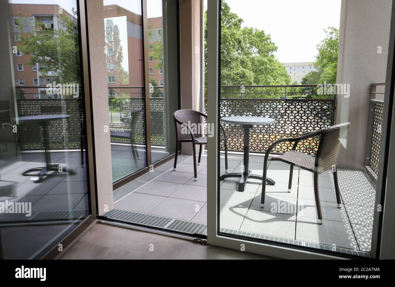 Leipzig, Allemagne. 10 juin 2020. Vue sur le balcon d'une salle commune dans la nouvelle 'Lipsia-Tower'. Le premier bâtiment de haute élévation post-réunification du quartier de Grünau, un bâtiment préfabriqué en béton de la RDA de Leipzig, dispose de 60 appartements de une à trois pièces sur ses 13 étages. La coopérative d'habitation Lipsia investit 13 millions d'euros. Le projet sans barrière 'Lipsia Tower' est principalement destiné aux locataires plus âgés. Selon les plans actuels, les premiers résidents devraient déménager en juillet. Crédit : Jan Woitas/dpa-Zentralbild/dpa/Alay Live News Banque D'Images