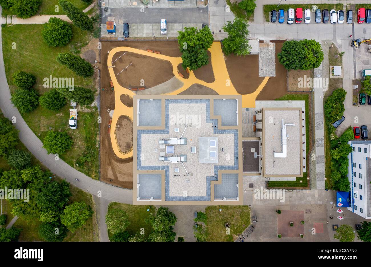 14 septembre 2017, Saxe, Leipzig: Les ouvriers du bâtiment sont occupés avec le travail final sur les installations extérieures autour de la nouvelle 'Lipsia Tower'. La première tour de la suite de la réunification dans le quartier de Grünau, en plaques de béton préfabriquées GDR de Leipzig, dispose de 60 appartements de une à trois pièces sur ses 13 étages. La coopérative d'habitation Lipsia investit 13 millions d'euros. Le projet sans barrière 'Lipsia Tower' est principalement destiné aux locataires plus âgés. Selon les plans actuels, les premiers résidents devraient déménager en juillet. (Vue aérienne avec un drone) photo: Jan Woitas/dpa-Zentralbild/ZB Banque D'Images