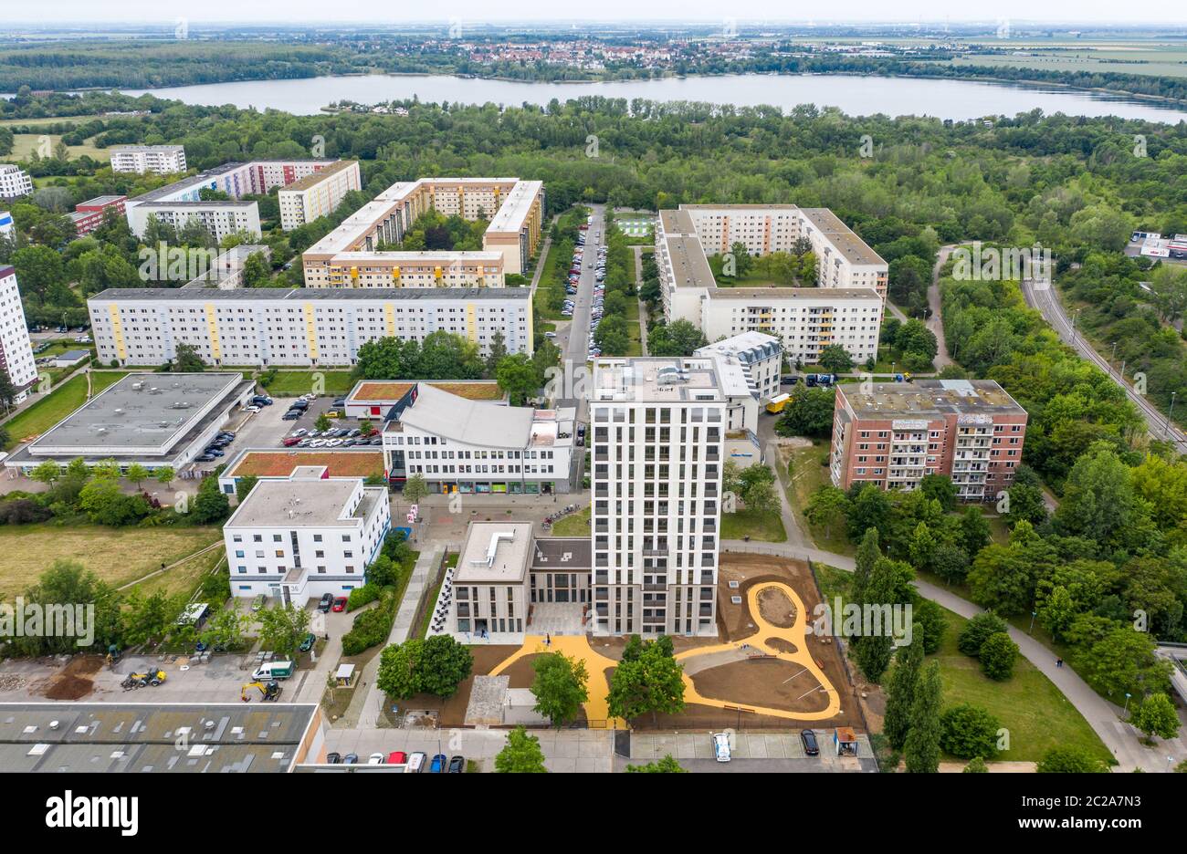 14 septembre 2017, Saxe, Leipzig: Les ouvriers du bâtiment sont occupés avec le travail final sur les installations extérieures autour de la nouvelle 'Lipsia Tower'. La première tour de la suite de la réunification dans le quartier de Grünau, en plaques de béton préfabriquées GDR de Leipzig, dispose de 60 appartements de une à trois pièces sur ses 13 étages. La coopérative d'habitation Lipsia investit 13 millions d'euros. Le projet sans barrière 'Lipsia Tower' est principalement destiné aux locataires plus âgés. Selon les plans actuels, les premiers résidents devraient déménager en juillet. (Vue aérienne avec un drone) photo: Jan Woitas/dpa-Zentralbild/ZB Banque D'Images