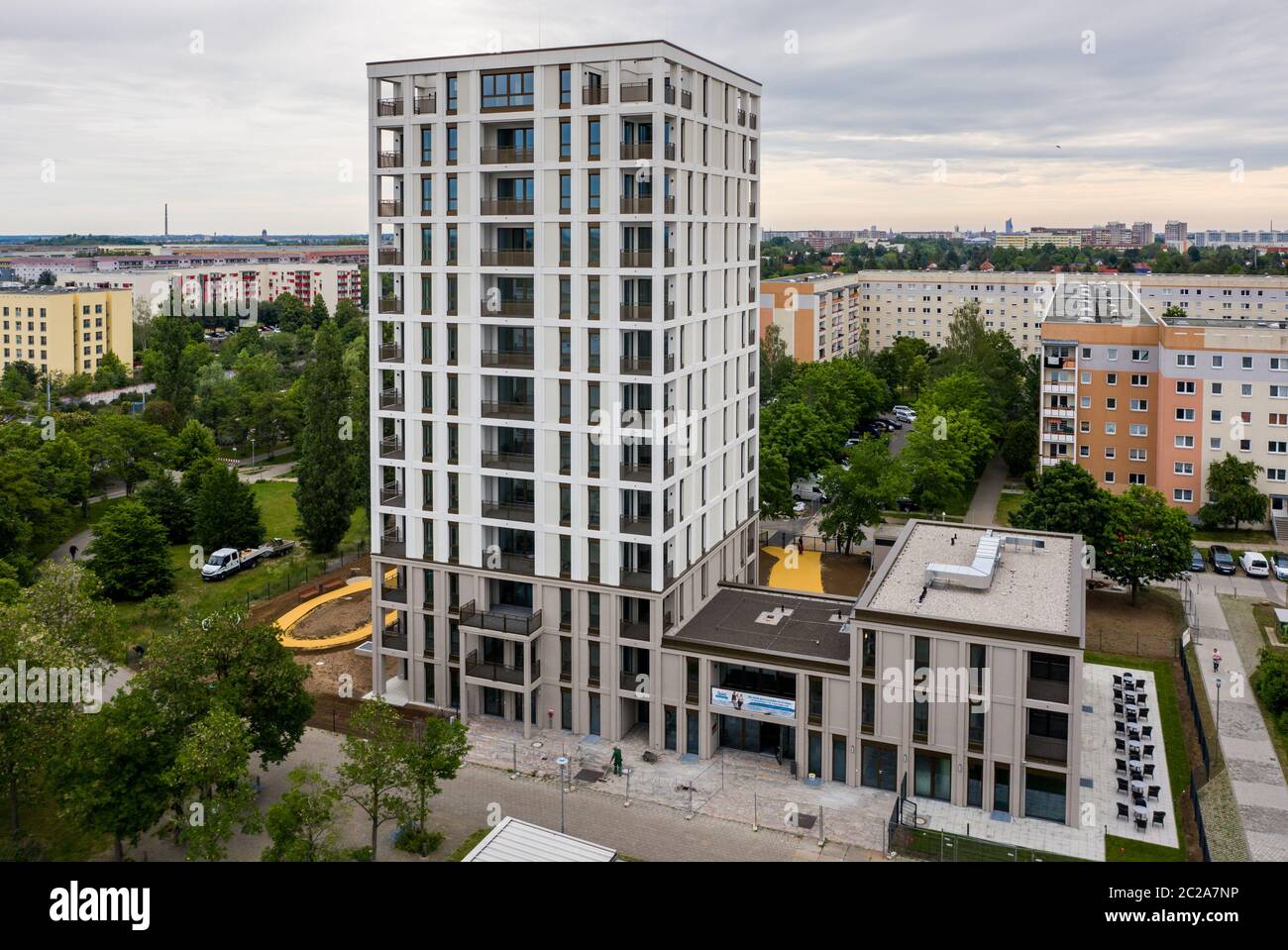 14 septembre 2017, Saxe, Leipzig: Les ouvriers du bâtiment sont occupés avec le travail final sur les installations extérieures autour de la nouvelle 'Lipsia Tower'. La première tour de la suite de la réunification dans le quartier de Grünau, en plaques de béton préfabriquées GDR de Leipzig, dispose de 60 appartements de une à trois pièces sur ses 13 étages. La coopérative d'habitation Lipsia investit 13 millions d'euros. Le projet sans barrière 'Lipsia Tower' est principalement destiné aux locataires plus âgés. Selon les plans actuels, les premiers résidents devraient déménager en juillet. (Vue aérienne avec un drone) photo: Jan Woitas/dpa-Zentralbild/ZB Banque D'Images