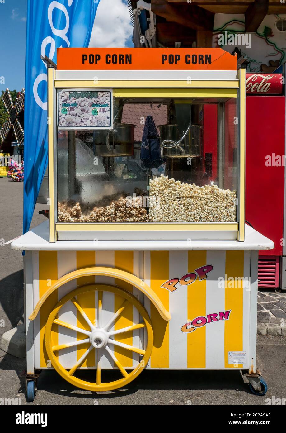 Bucarest/Roumanie - 05.30.2020: Chariot mobile de pop-corn pour aliments de  rue dans un parc, à Bucarest Photo Stock - Alamy