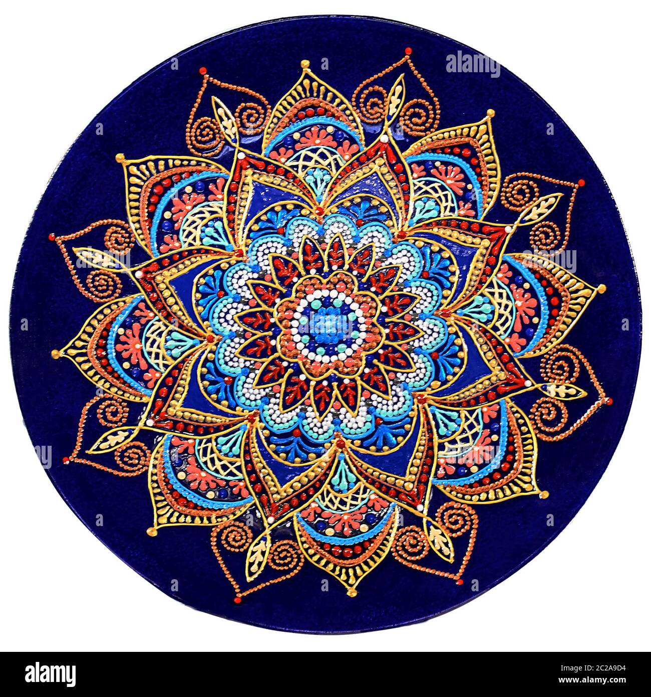 Plat de céramique décorative peinte avec un modèle circulaire, isolé sur un fond blanc. Banque D'Images