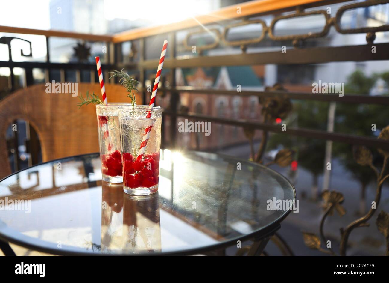 La limonade rafraîchissante d'été avec sa baie de framboise est située sur un balcon de la terrasse Banque D'Images