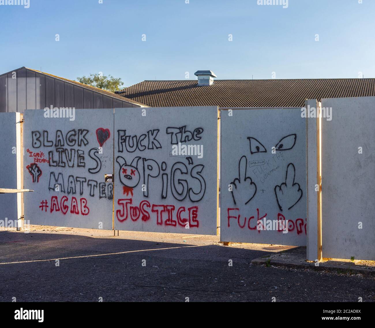 Black Lives Matter proteste graffiti sur une clôture / mur dans le district de Shirley juin 2020, Southampton, Angleterre, Royaume-Uni Banque D'Images