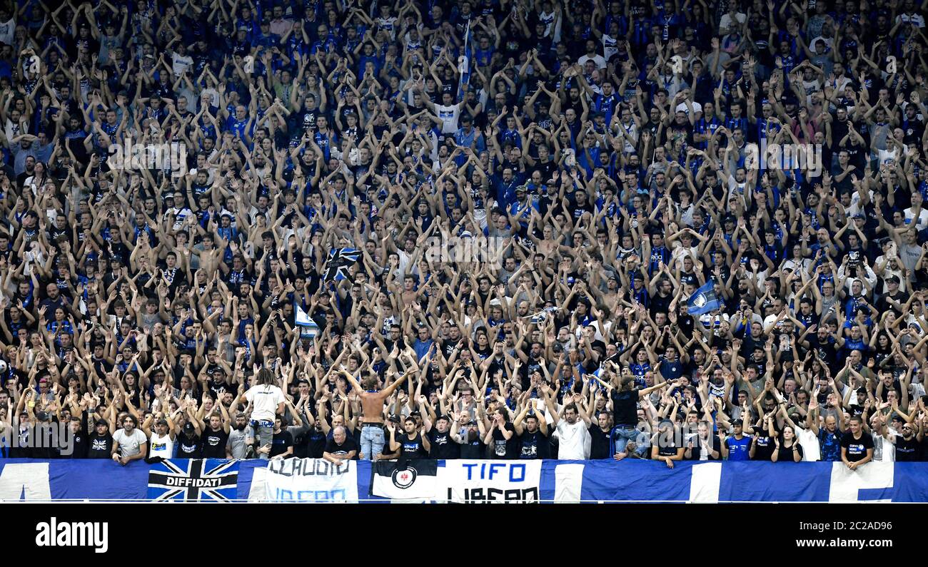Les fans de football d'Atalanta applaudissent lors du match de l'UEFA Champions League, Atalanta vs Shakhtar Donetsk, à Milan. Banque D'Images