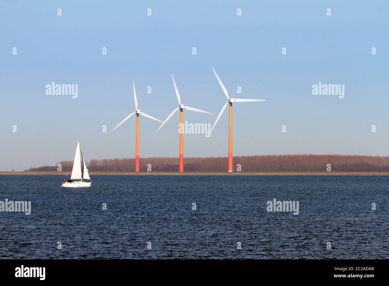La rive du lac Markermeer avec des éoliennes à l'arrière-plan pour l'énergie verte aux pays-Bas Banque D'Images