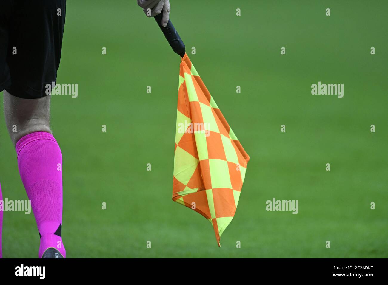 Le joueur de ligne de la Ligue des champions de l'UEFA est à l'arrière-plan avec un drapeau sur gazon vert, au stade san siro, à Milan. Banque D'Images