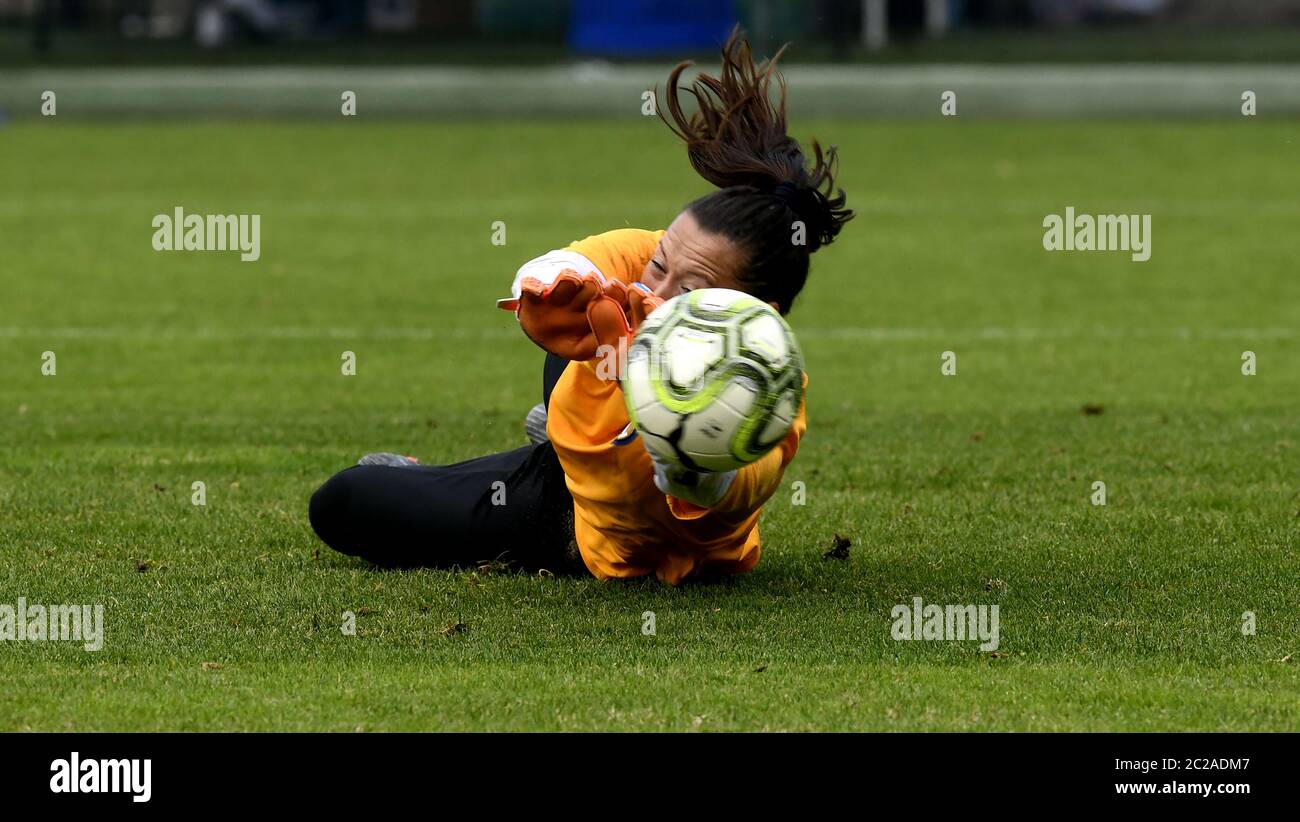 le goalkeepe de football féminin sauve le ballon Banque D'Images