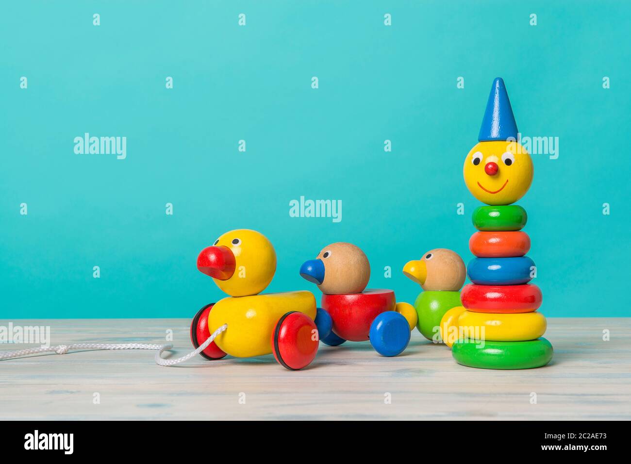 Jouets en bois colorés sur fond bleu avec espace pour la copie Banque D'Images