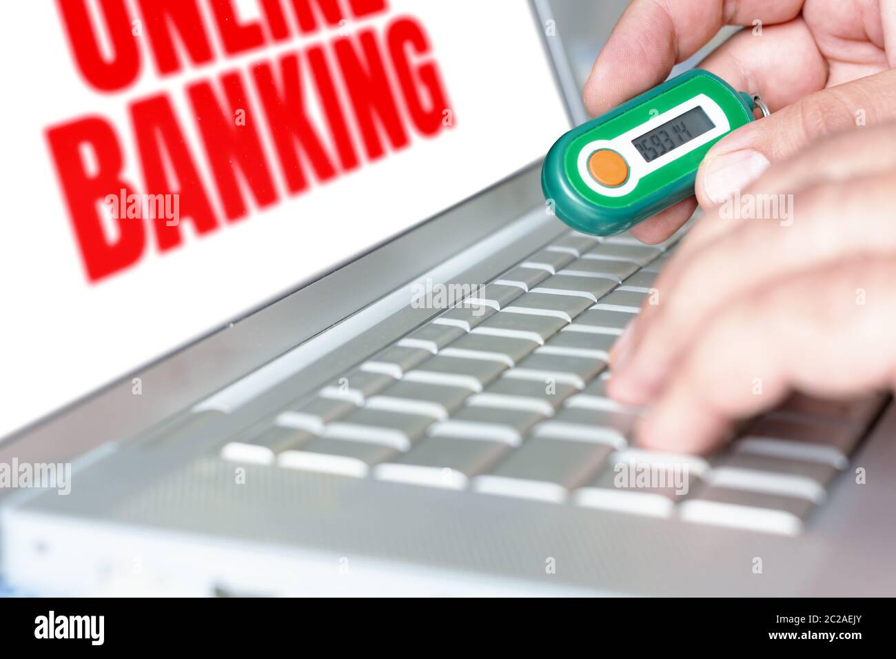 homme utilisant un générateur de mot de passe pour effectuer des opérations bancaires en ligne Banque D'Images