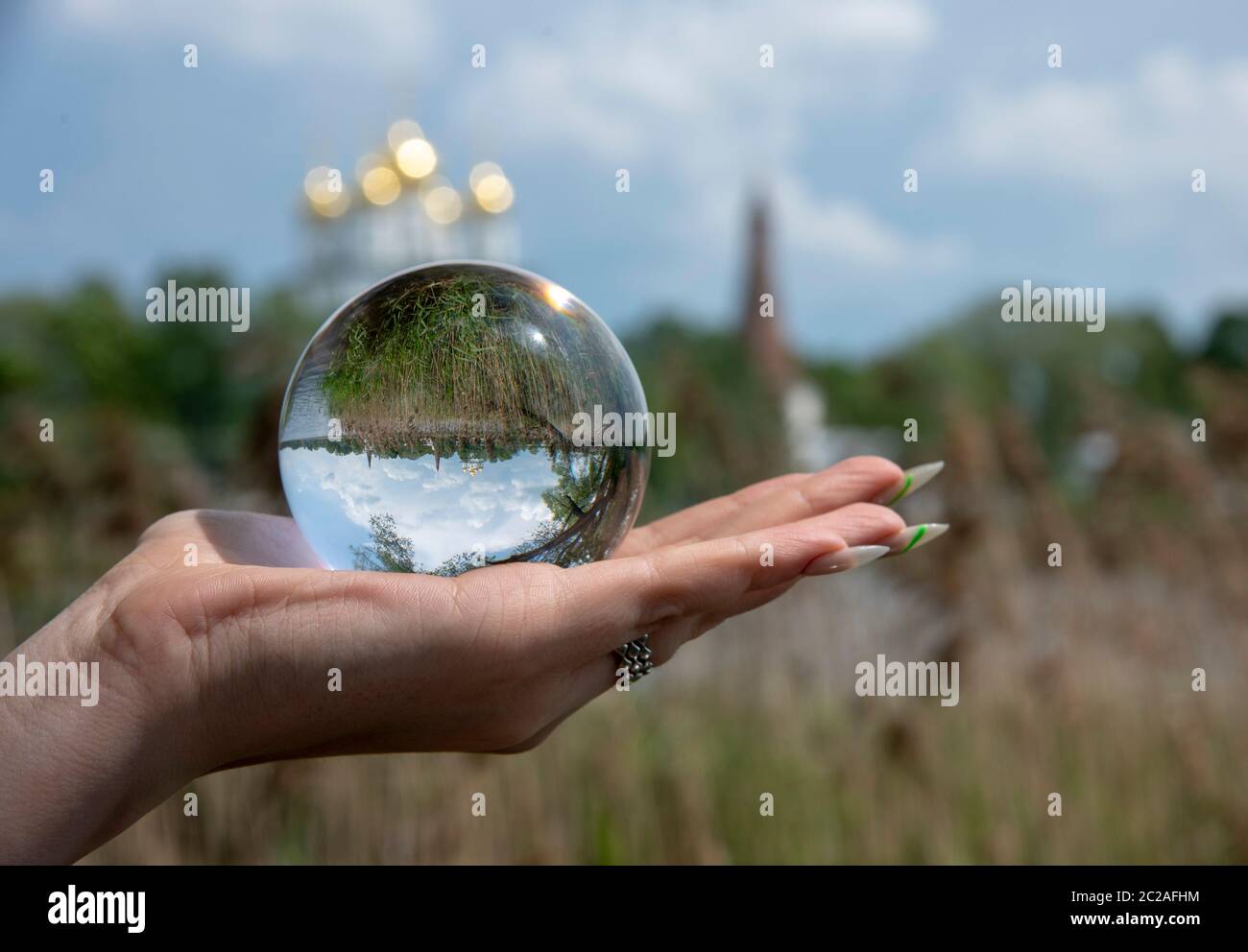 La boule de verre repose dans la paume de la femme Photo Stock - Alamy