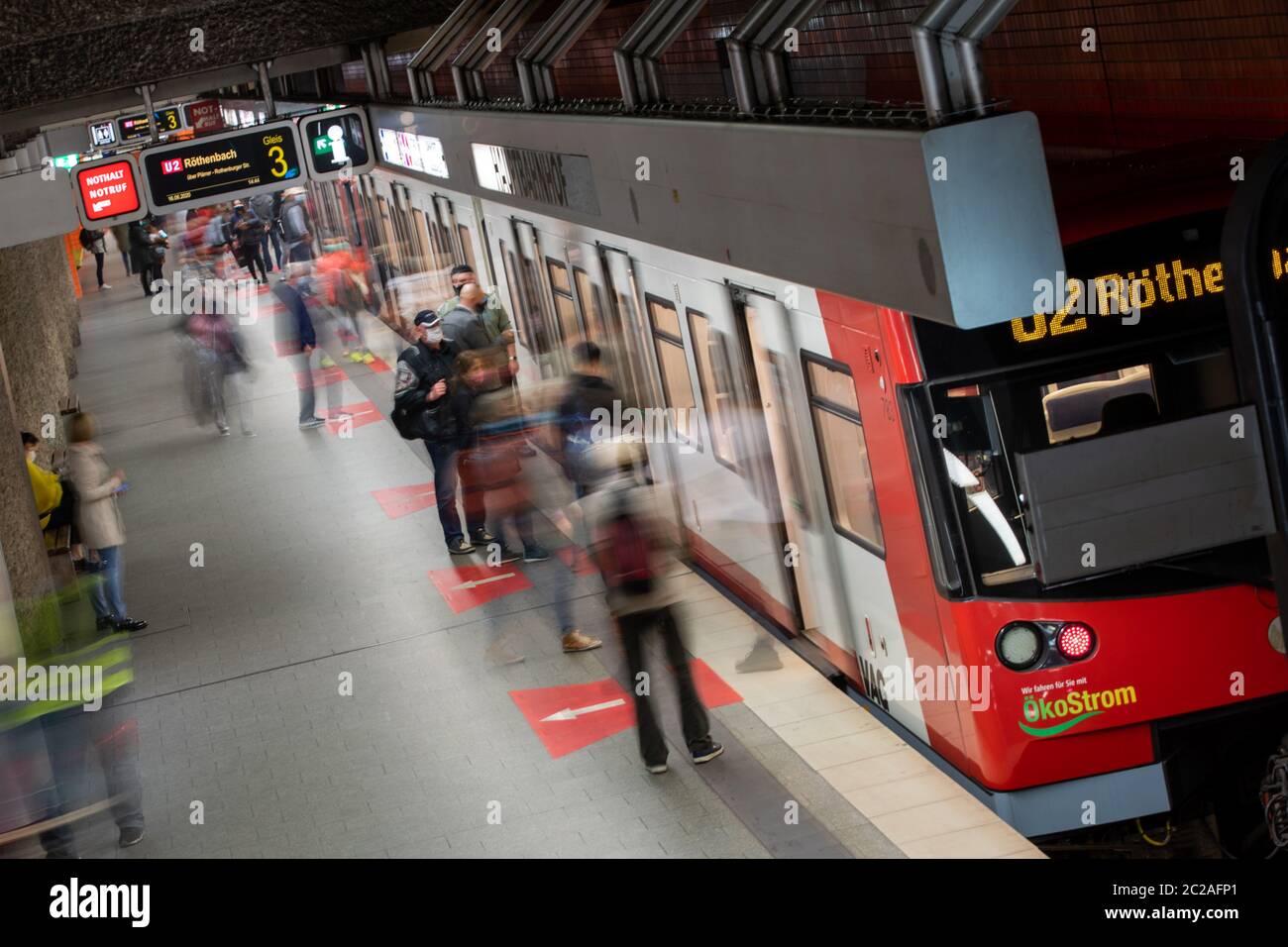 Nuremberg, Allemagne. 16 juin 2020. Un métro est situé à l'arrêt Hauptbahnhof sur la voie. Nuremberg veut introduire un billet annuel de 365 euros dans les transports publics pour tous le 1er janvier 2023. Crédit : Daniel Karmann/dpa/Alay Live News Banque D'Images