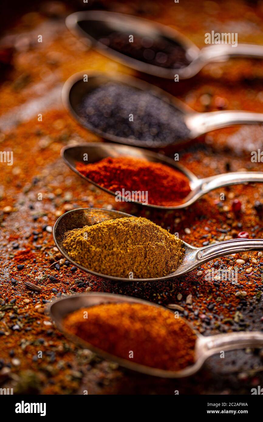 La vie encore d'épices en vintage cuillère. Composition d'épices Banque D'Images