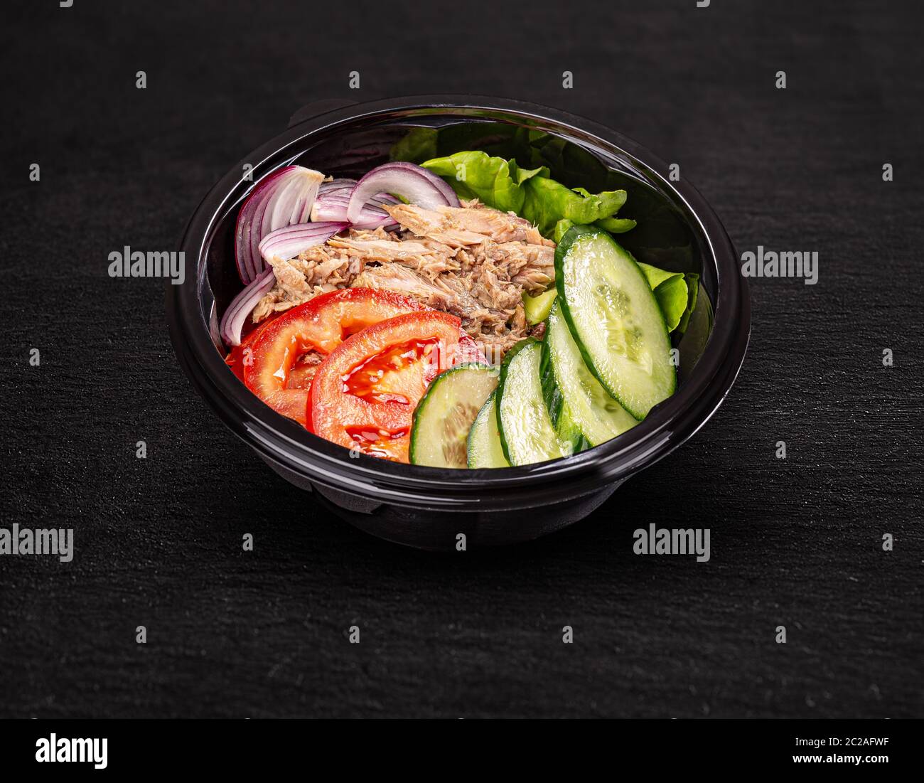 Salade de thon, laitue, concombres, oignons et tomates Banque D'Images