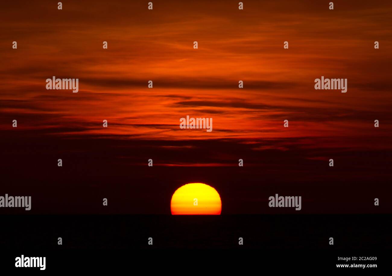 Magnifique coucher de soleil sur le lac Markermeer aux pays-Bas avec des couleurs vives Banque D'Images