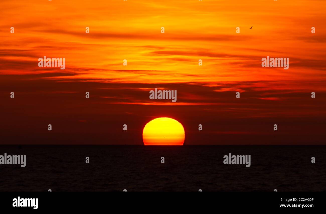 Magnifique coucher de soleil sur le lac Markermeer aux pays-Bas avec des couleurs vives Banque D'Images