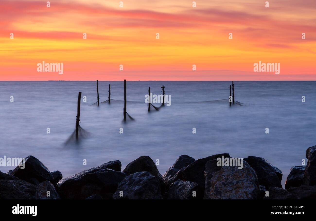 Magnifique coucher de soleil sur le lac Markermeer aux pays-Bas avec des couleurs vives Banque D'Images