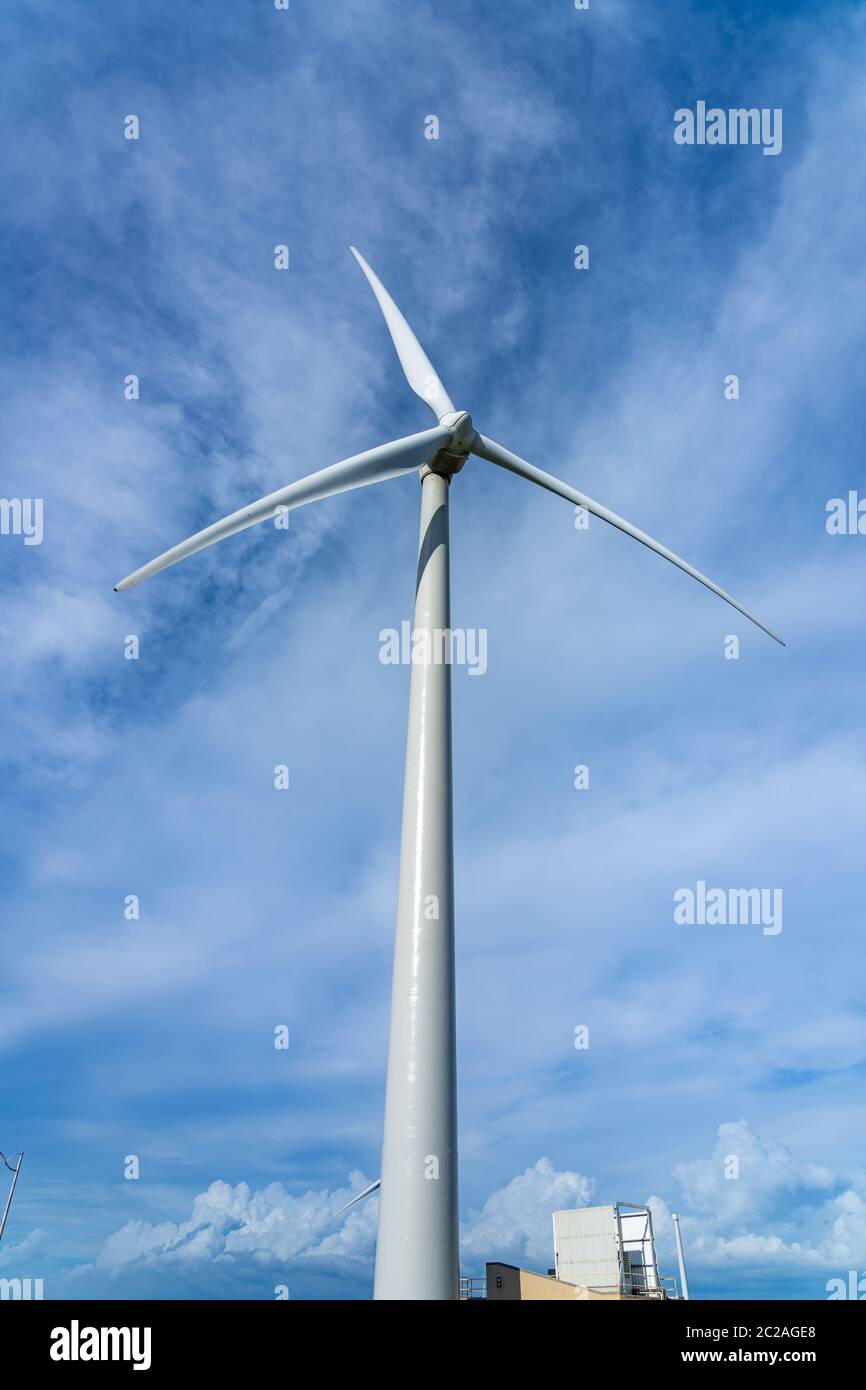 Gros plan des éoliennes ou convertisseur d'énergie éolienne par temps  ensoleillé avec ciel bleu et nuages blancs Photo Stock - Alamy