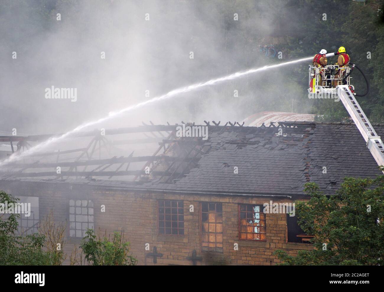 pompiers sur une plate-forme surélevée qui ont incendié l'ancien moulin à sabots de la porte de hebden Banque D'Images