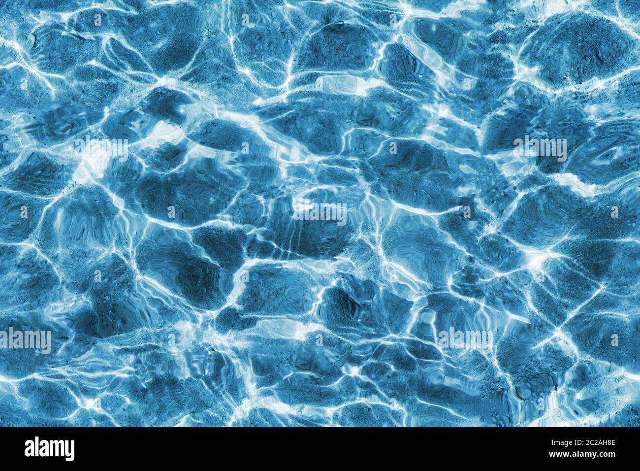 Surface d'eau transparente sans couture avec ondulations.Surface d'eau de mer ou de piscine avec réflexions de lumière Banque D'Images