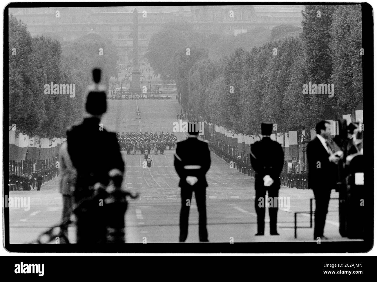 Le Président de la France François Mitterrand et le Maire de Paris Jacques Chirac lors des célébrations du 14 juillet 1988 lors des élections présidentielles et de l'Assemblée nationale en 1988. La Bastille est le nom commun donné dans les pays anglophones à la Journée nationale de France, célébrée le 14 juillet de chaque année. En français, il est officiellement appelé Fête nationale 'Fête nationale' et communément et légalement le 14 juillet; 'le 14 juillet'). La Journée nationale française est l'anniversaire du contournements de la Bastille le 14 juillet 1789, point tournant de la Révolution française, ainsi que de la Fête Banque D'Images