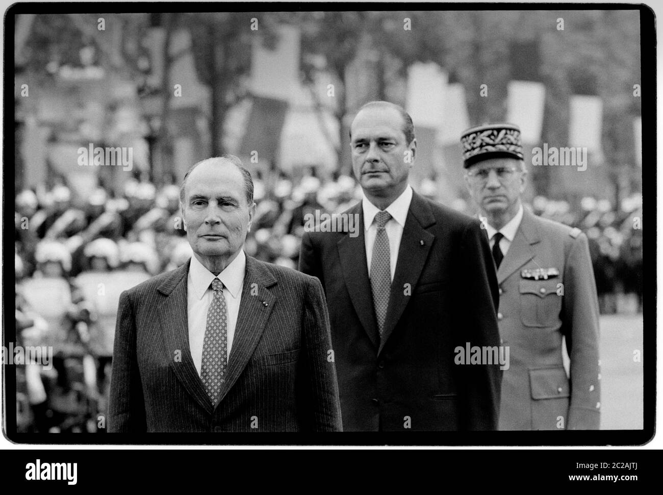 Le Président de la France François Mitterrand et le Maire de Paris Jacques Chirac lors des célébrations du 14 juillet 1988 lors des élections présidentielles et de l'Assemblée nationale en 1988. La Bastille est le nom commun donné dans les pays anglophones à la Journée nationale de France, célébrée le 14 juillet de chaque année. En français, il est officiellement appelé Fête nationale 'Fête nationale' et communément et légalement le 14 juillet; 'le 14 juillet'). La Journée nationale française est l'anniversaire du contournements de la Bastille le 14 juillet 1789, point tournant de la Révolution française, ainsi que de la Fête Banque D'Images