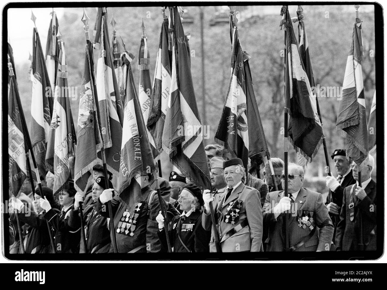 Le Président de la France François Mitterrand et le Maire de Paris Jacques Chirac lors des célébrations du 14 juillet 1988 lors des élections présidentielles et de l'Assemblée nationale en 1988. La Bastille est le nom commun donné dans les pays anglophones à la Journée nationale de France, célébrée le 14 juillet de chaque année. En français, il est officiellement appelé Fête nationale 'Fête nationale' et communément et légalement le 14 juillet; 'le 14 juillet'). La Journée nationale française est l'anniversaire du contournements de la Bastille le 14 juillet 1789, point tournant de la Révolution française, ainsi que de la Fête Banque D'Images