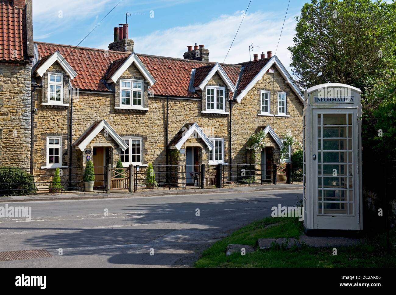 Téléphone blanc dans le village de Brantingham, East Yorkshire, Angleterre Banque D'Images