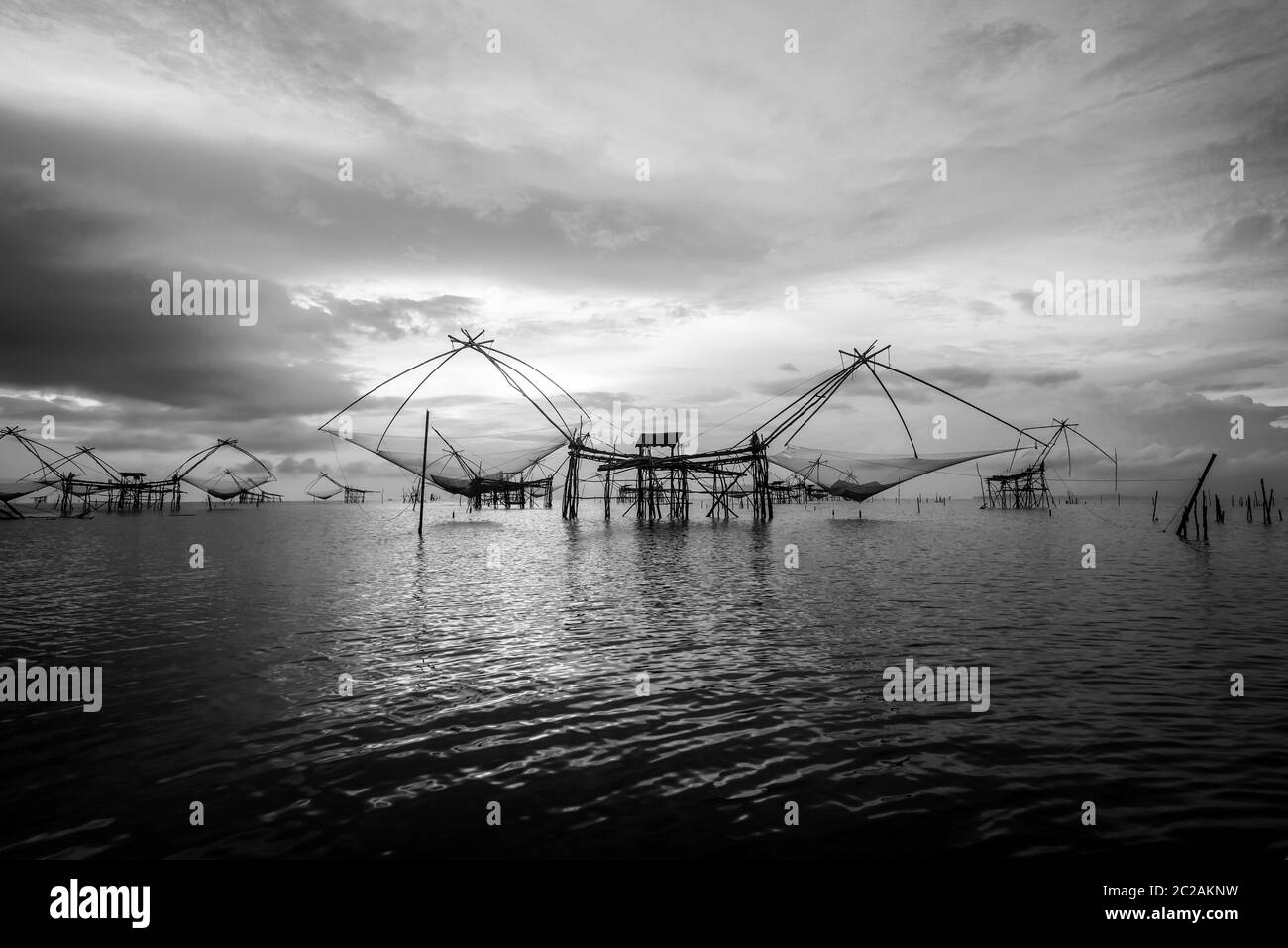 Photo noir et blanc Lac Songkhla au lever du soleil, Thaïlande Banque D'Images