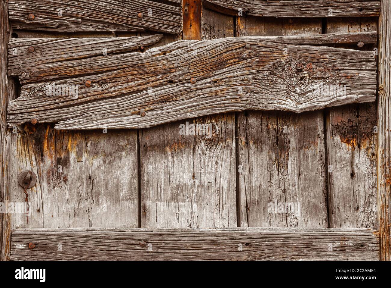 Anciennes planches en bois avec clous en fer et fond vernis usé Photo Stock  - Alamy