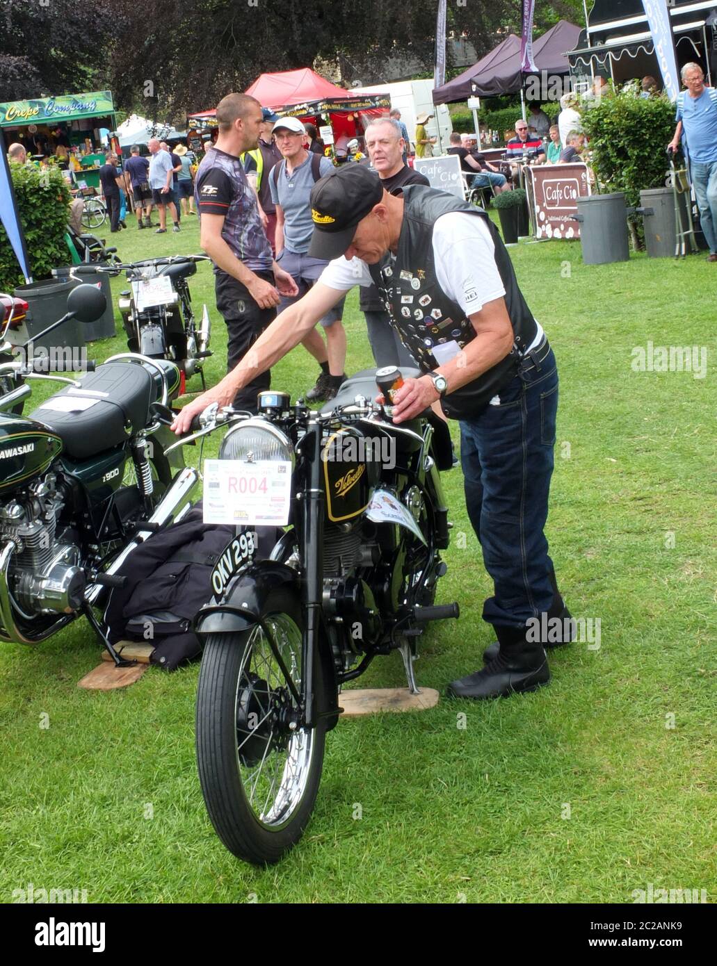 un homme plus âgé et sa moto classique dans le parc au pont hebden, week-end annuel vintage Banque D'Images