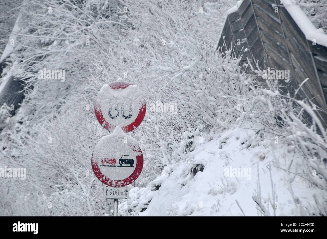 Signalisation routière dans la neige en Autriche Banque D'Images