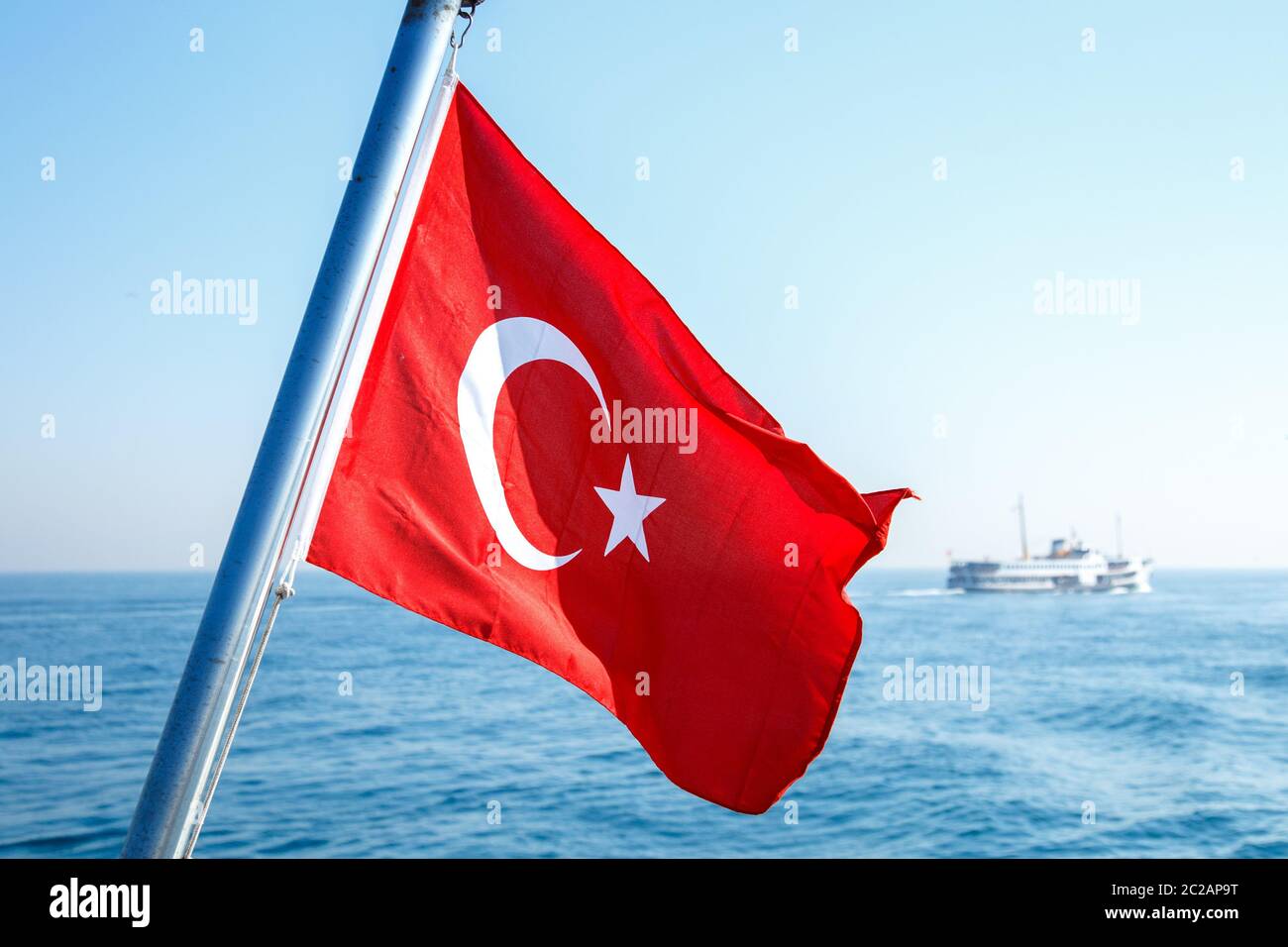 La scène du drapeau de Turquie. Le drapeau turc fluctue dans le ferry sur la mer Banque D'Images