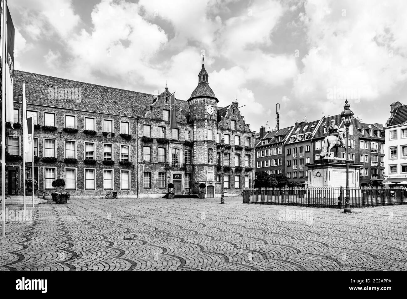Düsseldorf, Rhénanie-du-Ouest Westphalie, Allemagne : la vieille ville, la place du marché, l'hôtel de ville et la statue équestre de Jan Wellem (Johann Wilhelm II) Banque D'Images