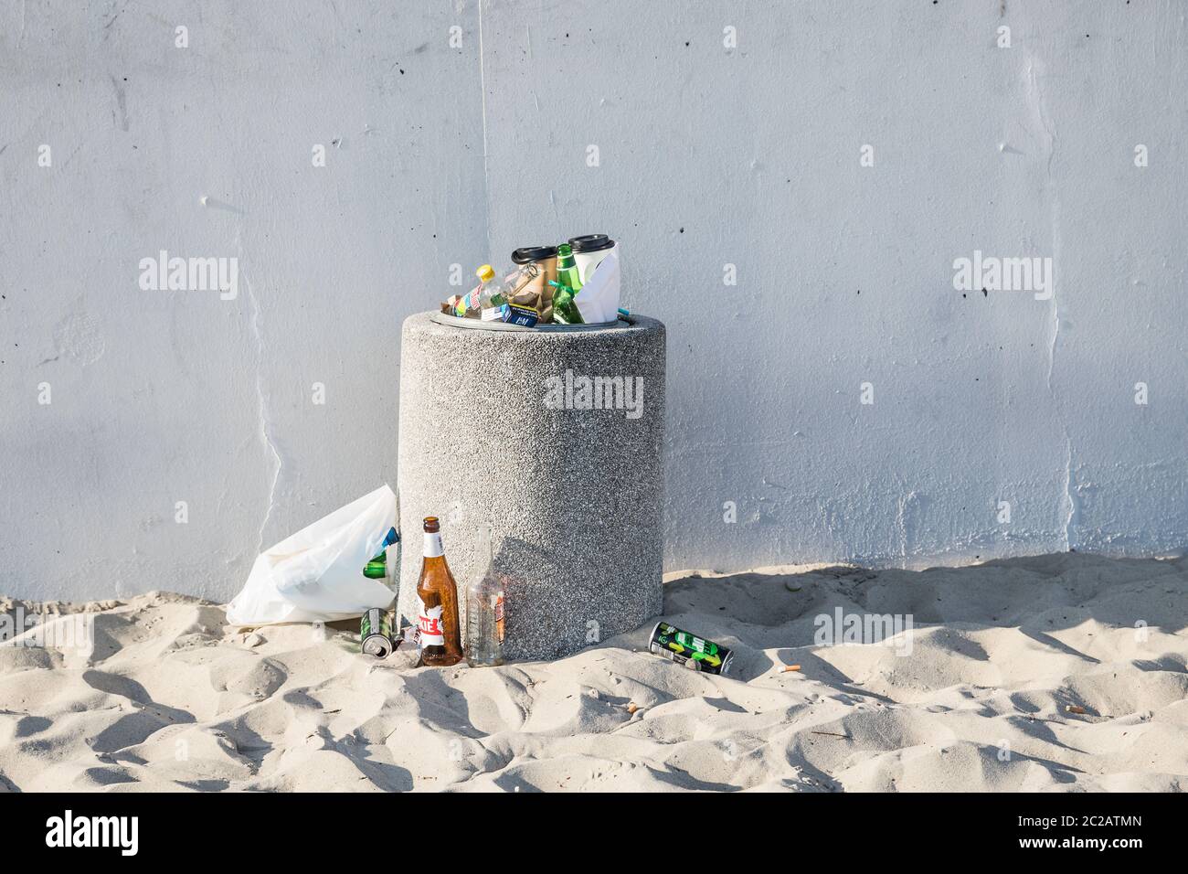 Gydnia, Pologne- 09 mai 2020; déchets sur la plage dans un bac surrempli. Le concept de personnes qui ternent l'environnement. Banque D'Images