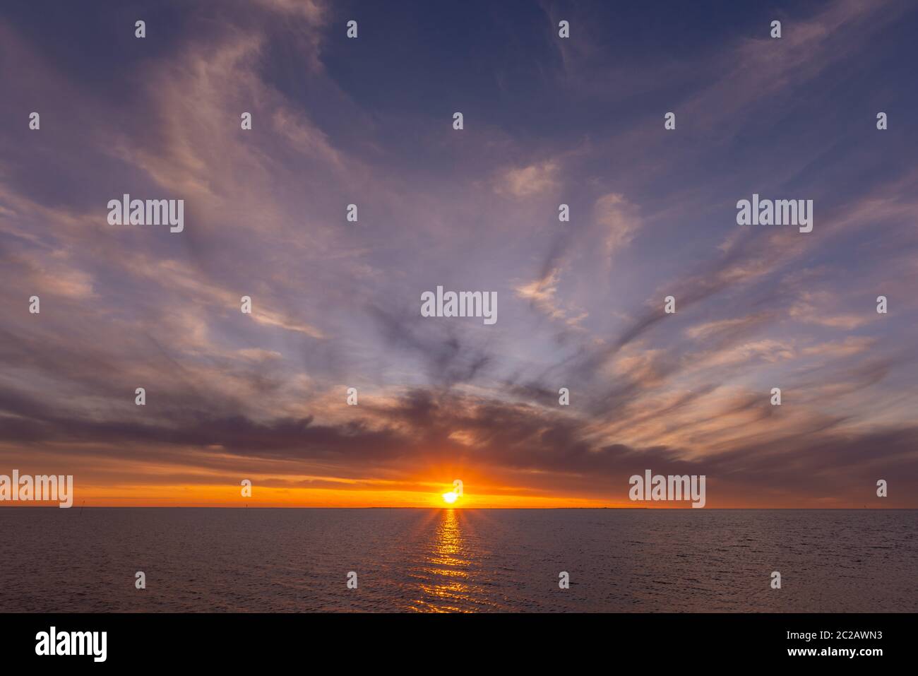 Soleil du soir, mer des Wadden, vue de l'île de Neuwerk, patrimoine mondial de l'UNESCO, Etat fédéral de Hambourg, Allemagne du Nord, Europe Banque D'Images