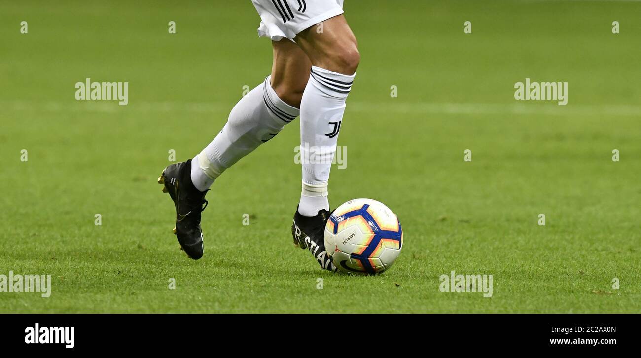 Cristiano Ronaldo, la star portugaise du football, contrôle le ballon avec Juventus F.C. vs Inter Milan, au stade de football san siro, à mi Banque D'Images