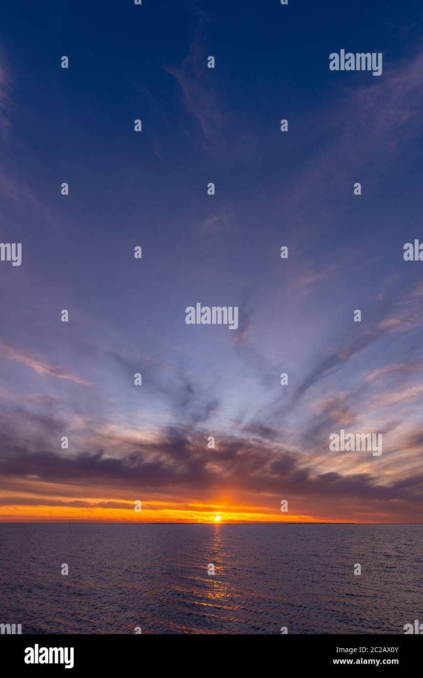 Soleil du soir, mer des Wadden, vue de l'île de Neuwerk, patrimoine mondial de l'UNESCO, Etat fédéral de Hambourg, Allemagne du Nord, Europe Banque D'Images