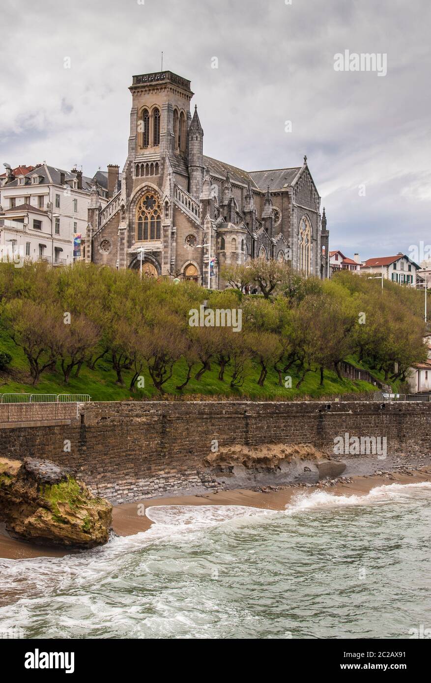 Église de Santa Eugenia à Biarritz, au bord de la mer et du vieux port de pêche Banque D'Images