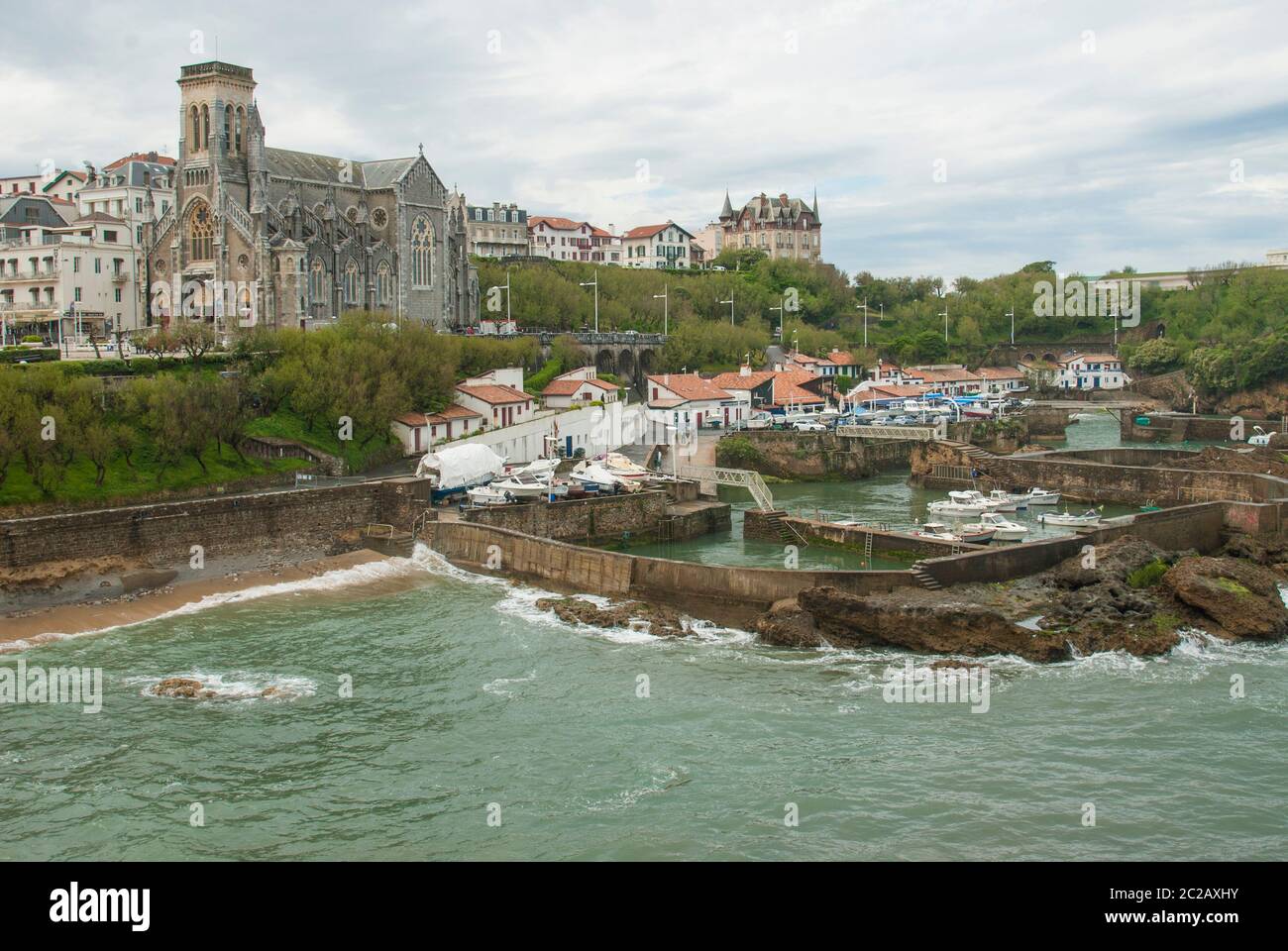 Église de Santa Eugenia à Biarritz, au bord de la mer et du vieux port de pêche Banque D'Images