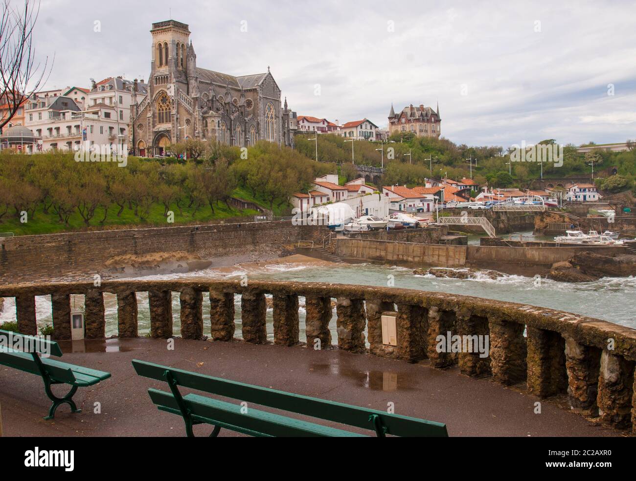 Église de Santa Eugenia à Biarritz, au bord de la mer et du vieux port de pêche Banque D'Images